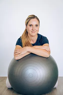 Leonie Otto: Physiotherapeutin, CMD, Beckenbodengymnastik, Osteopathin in Ausbildung (Abschluss Sommer 2024).<br />Zusätzlicher Schwerpunkt: Schwangerschaft und Geburt